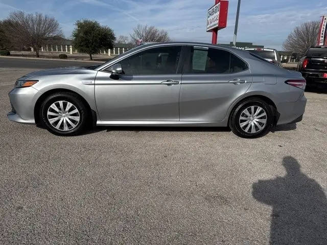 2020 Toyota Camry Hybrid LE FWD photo