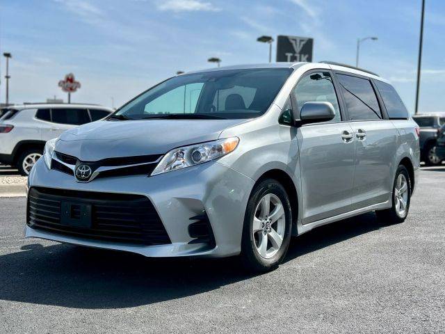 2019 Toyota Sienna LE FWD photo