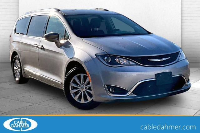 2018 Chrysler Pacifica Minivan Touring L FWD photo