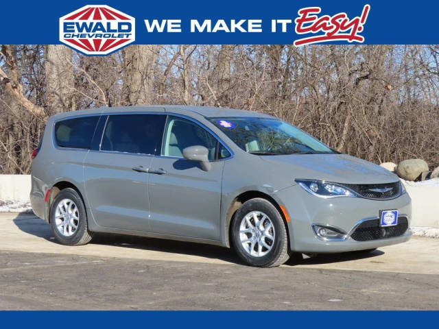 2020 Chrysler Pacifica Minivan Touring FWD photo