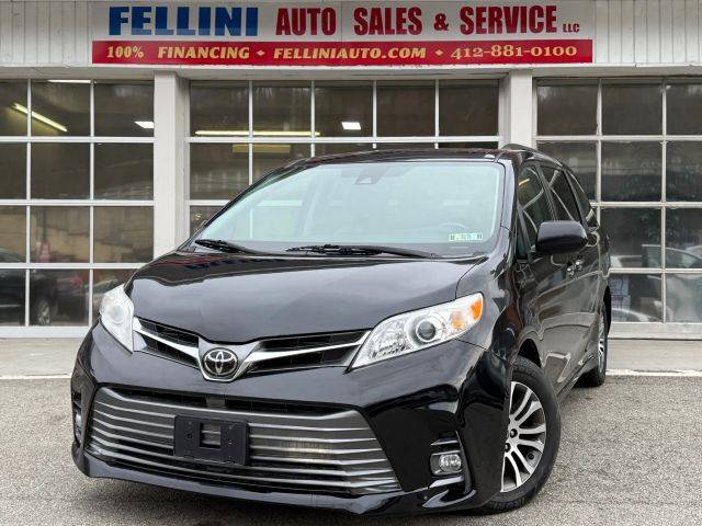 2020 Toyota Sienna XLE FWD photo