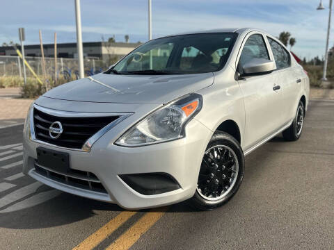 2016 Nissan Versa S FWD photo