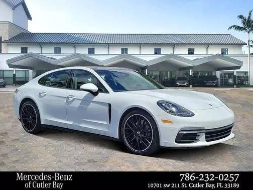 2020 Porsche Panamera  RWD photo