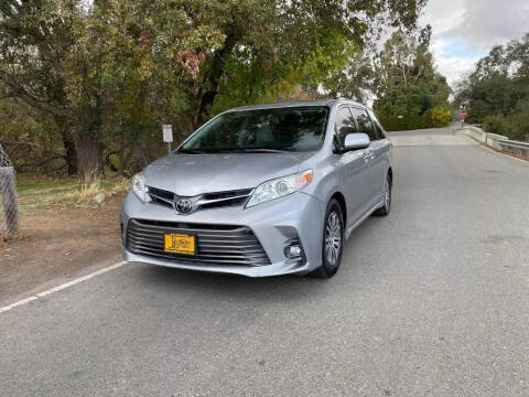 2018 Toyota Sienna XLE FWD photo