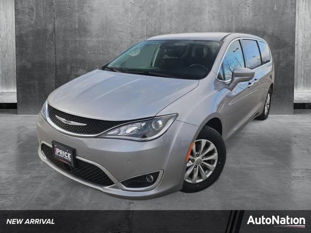 2020 Chrysler Pacifica Minivan Touring FWD photo