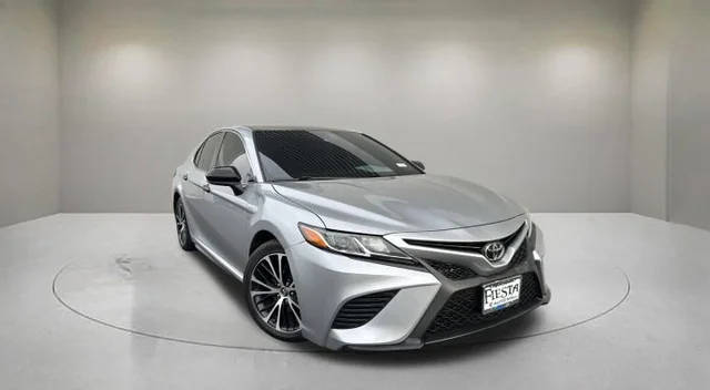 2020 Toyota Camry SE FWD photo