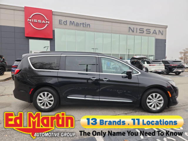 2017 Chrysler Pacifica Minivan Touring-L FWD photo