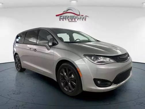 2020 Chrysler Pacifica Minivan Touring FWD photo