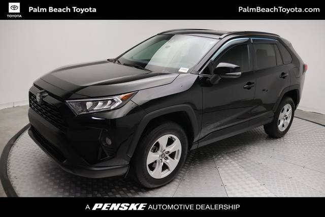 2020 Toyota RAV4 XLE FWD photo