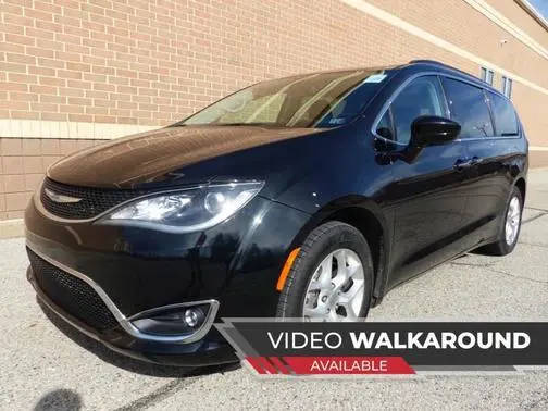 2020 Chrysler Pacifica Minivan Touring FWD photo