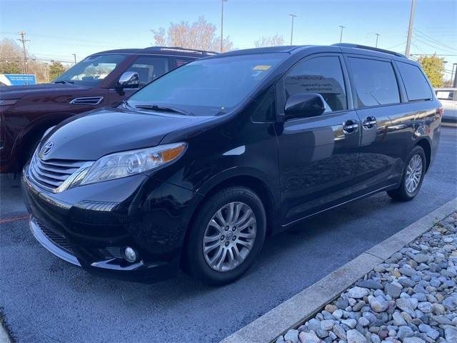 2017 Toyota Sienna XLE FWD photo