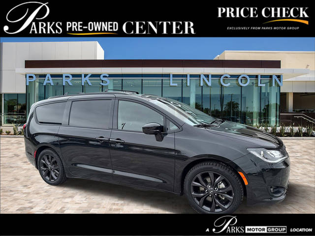 2020 Chrysler Pacifica Minivan Touring FWD photo