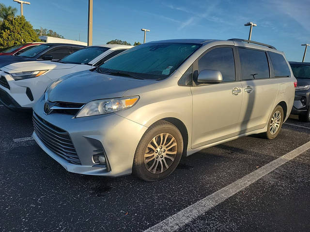 2019 Toyota Sienna XLE FWD photo