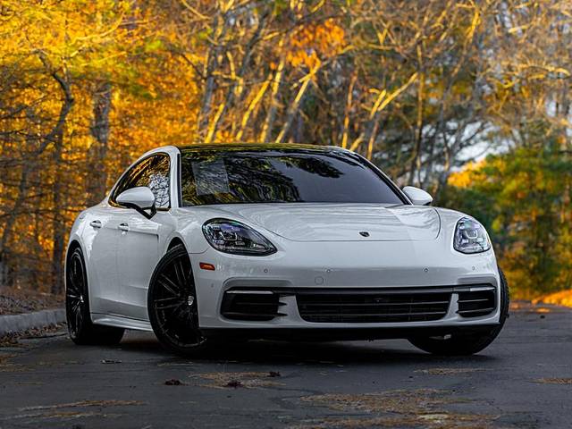 2017 Porsche Panamera RWD photo