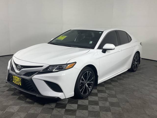 2020 Toyota Camry SE FWD photo