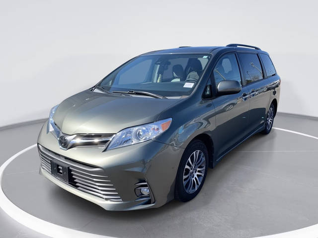 2019 Toyota Sienna XLE FWD photo