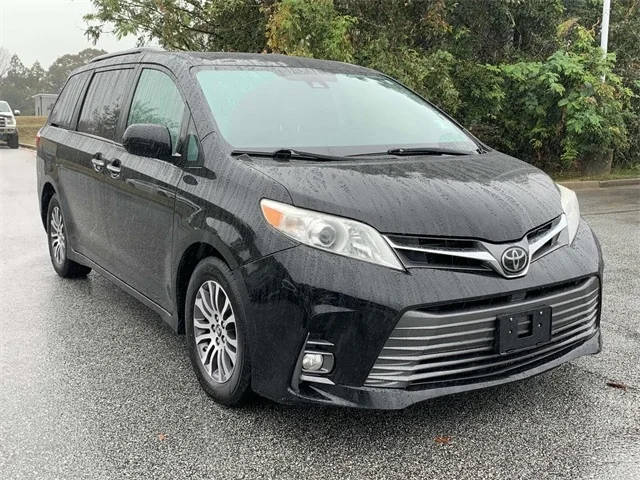 2019 Toyota Sienna XLE FWD photo