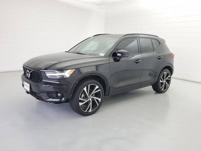 2020 Volvo XC40 R-Design FWD photo