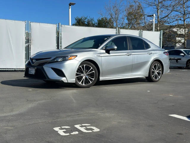 2020 Toyota Camry Hybrid SE FWD photo