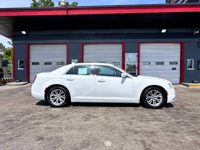2020 Chrysler 300 Touring RWD photo