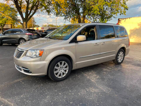 2016 Chrysler Town and Country Touring FWD photo