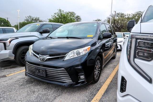 2019 Toyota Sienna XLE FWD photo