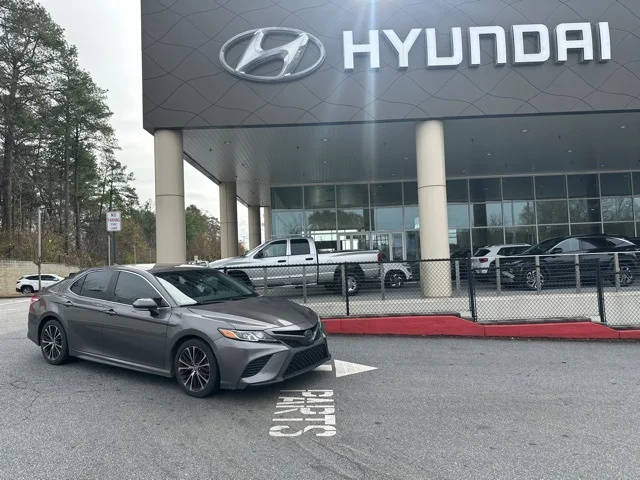 2020 Toyota Camry Hybrid SE FWD photo
