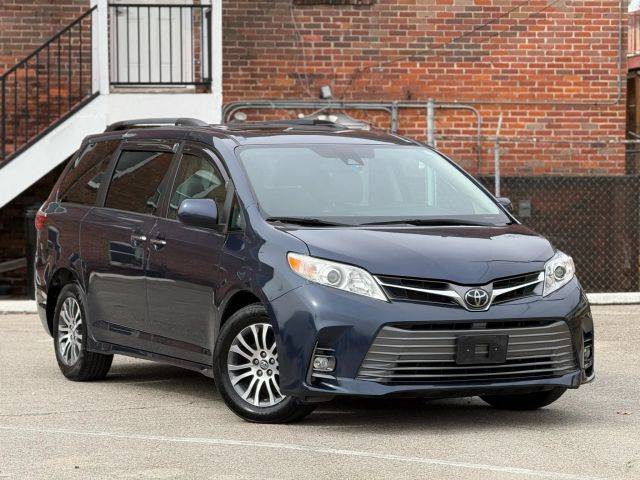 2020 Toyota Sienna XLE FWD photo