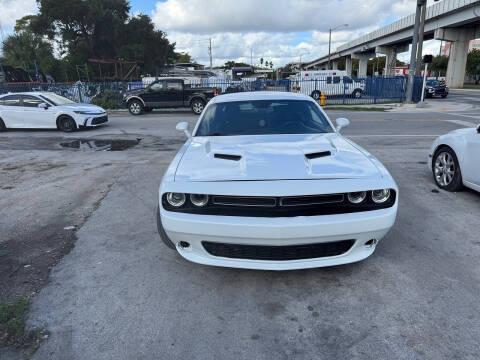 2020 Dodge Challenger SXT RWD photo