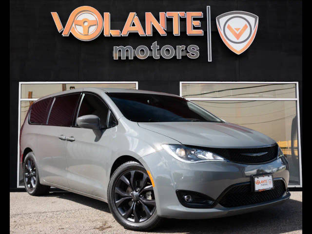 2020 Chrysler Pacifica Minivan Touring FWD photo