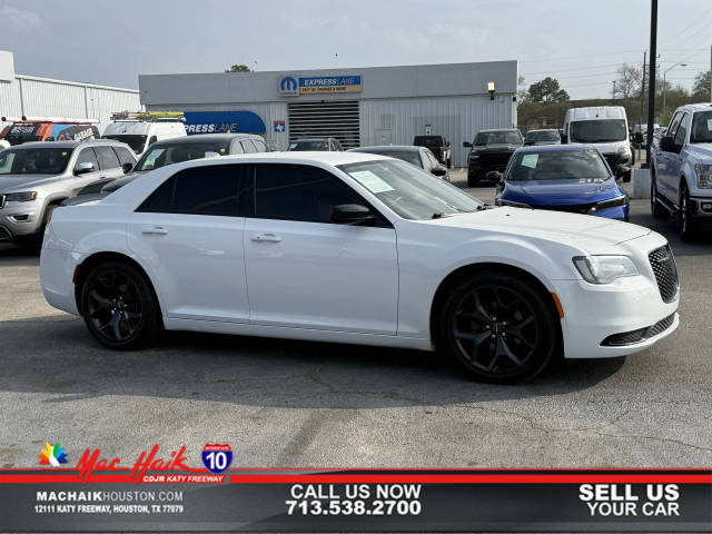 2020 Chrysler 300 Touring RWD photo