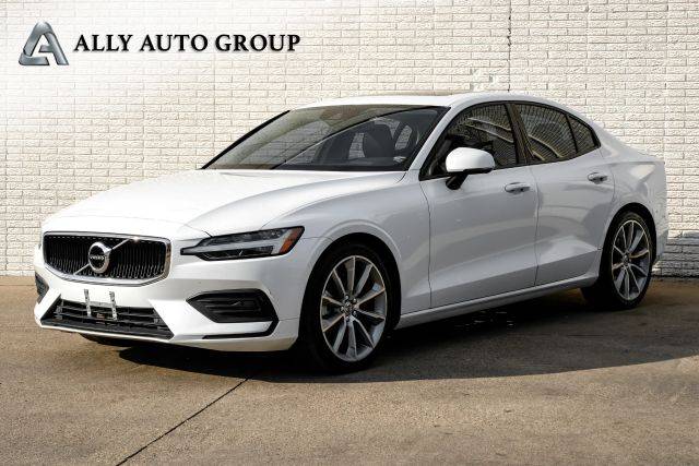 2020 Volvo S60 Momentum FWD photo