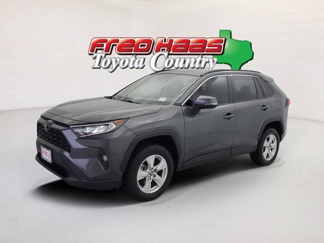 2020 Toyota RAV4 XLE FWD photo
