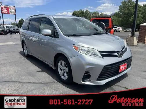 2019 Toyota Sienna LE FWD photo