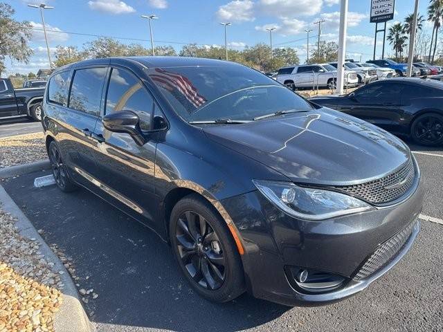 2020 Chrysler Pacifica Minivan Touring FWD photo