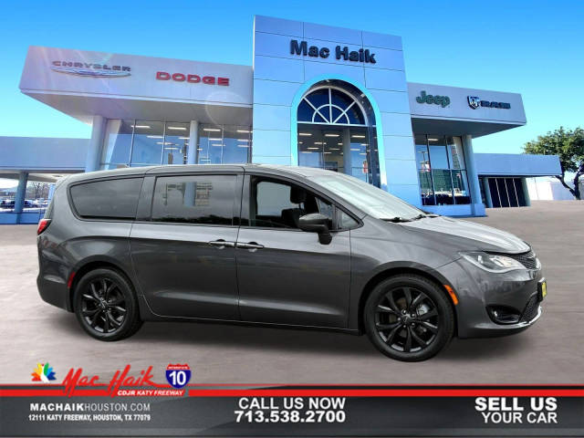 2020 Chrysler Pacifica Minivan Touring FWD photo