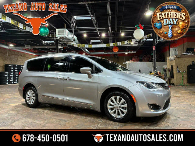 2017 Chrysler Pacifica Minivan Touring-L FWD photo
