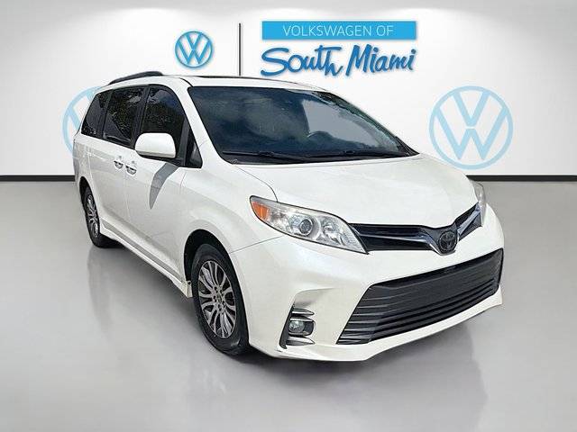 2020 Toyota Sienna XLE FWD photo
