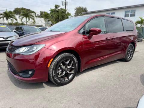 2020 Chrysler Pacifica Minivan Touring FWD photo