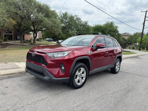 2020 Toyota RAV4 XLE FWD photo