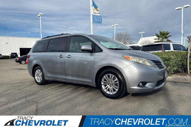 2015 Toyota Sienna XLE FWD photo