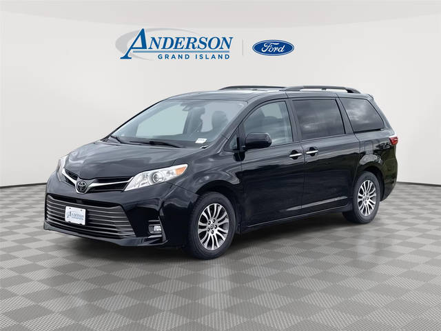2020 Toyota Sienna XLE FWD photo