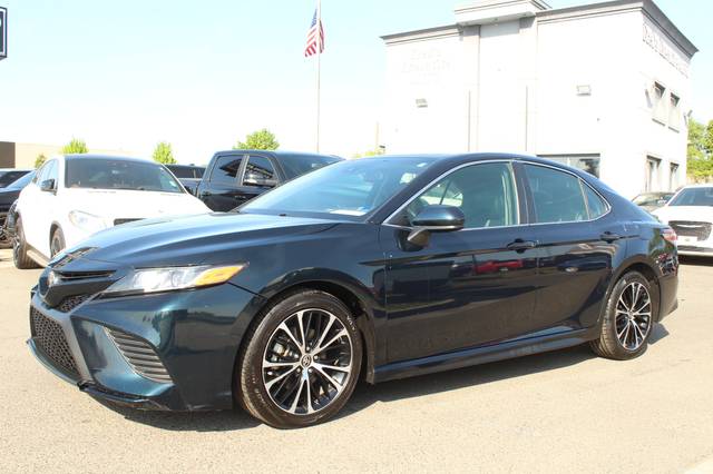 2020 Toyota Camry SE FWD photo