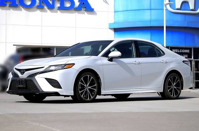 2020 Toyota Camry SE FWD photo