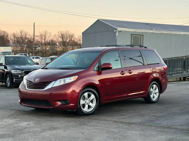 2015 Toyota Sienna LE FWD photo