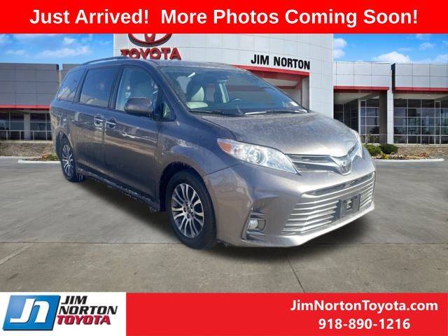 2020 Toyota Sienna XLE FWD photo