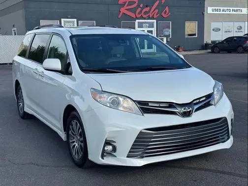 2020 Toyota Sienna XLE FWD photo