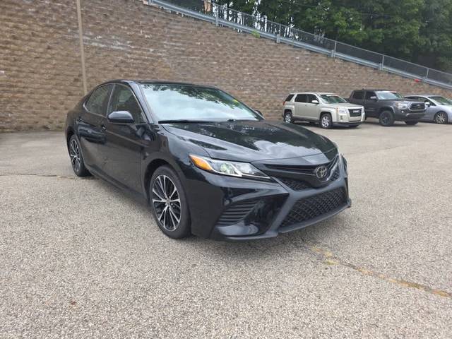 2020 Toyota Camry SE FWD photo