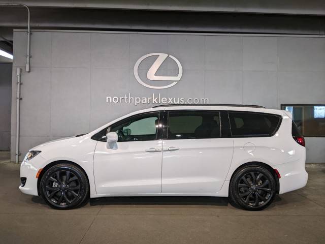 2020 Chrysler Pacifica Minivan Touring L FWD photo
