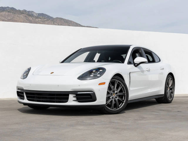 2020 Porsche Panamera RWD photo